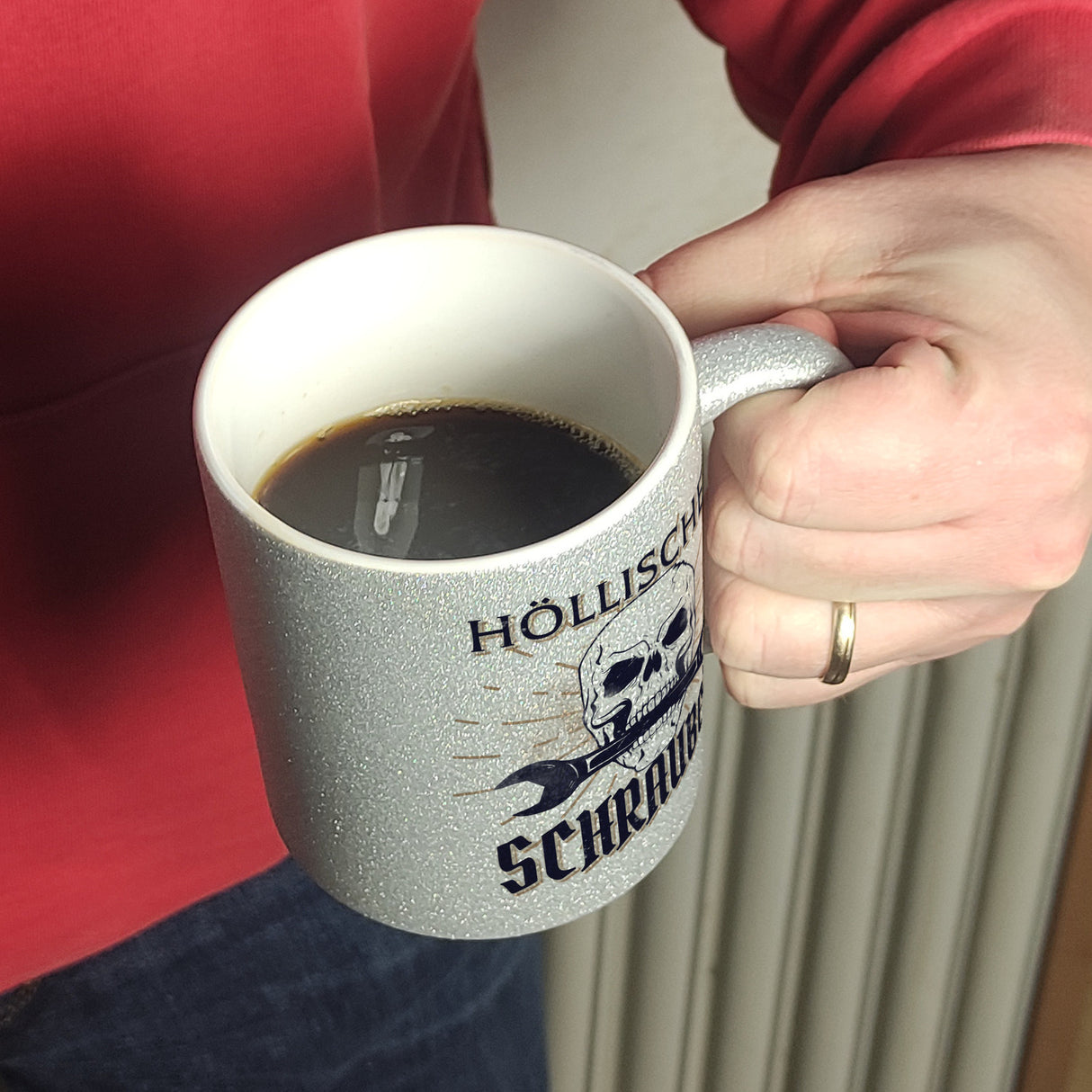 Höllischer Schrauber Kaffeebecher mit Totenkopf und Schraubenschlüssel Motiv