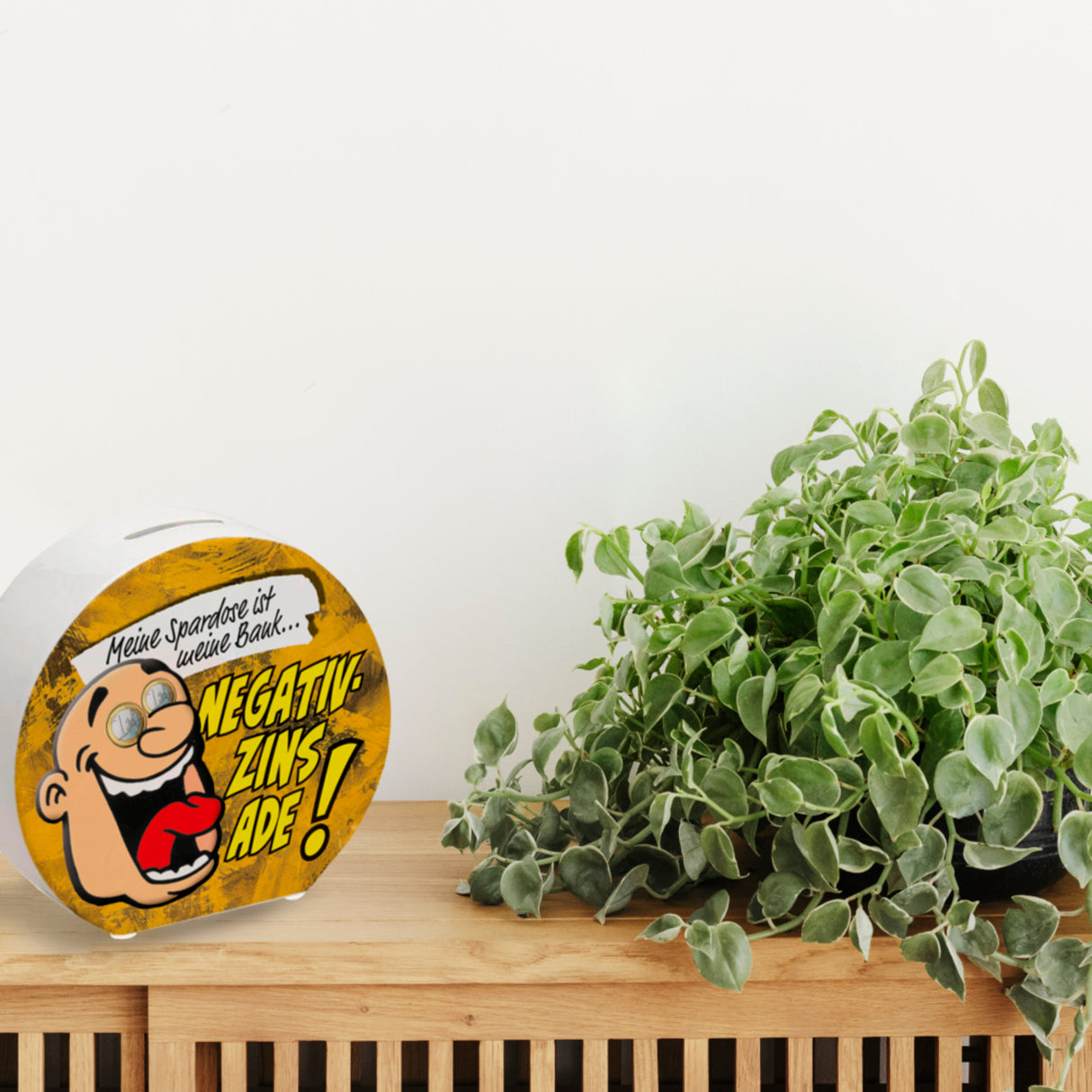 Spardose zum Thema Negativzins mit Comic-Motiv