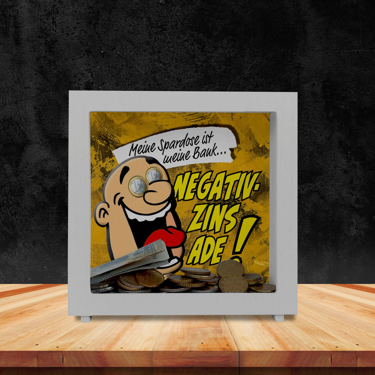 Spardose zum Thema Negativzins mit Comic-Motiv