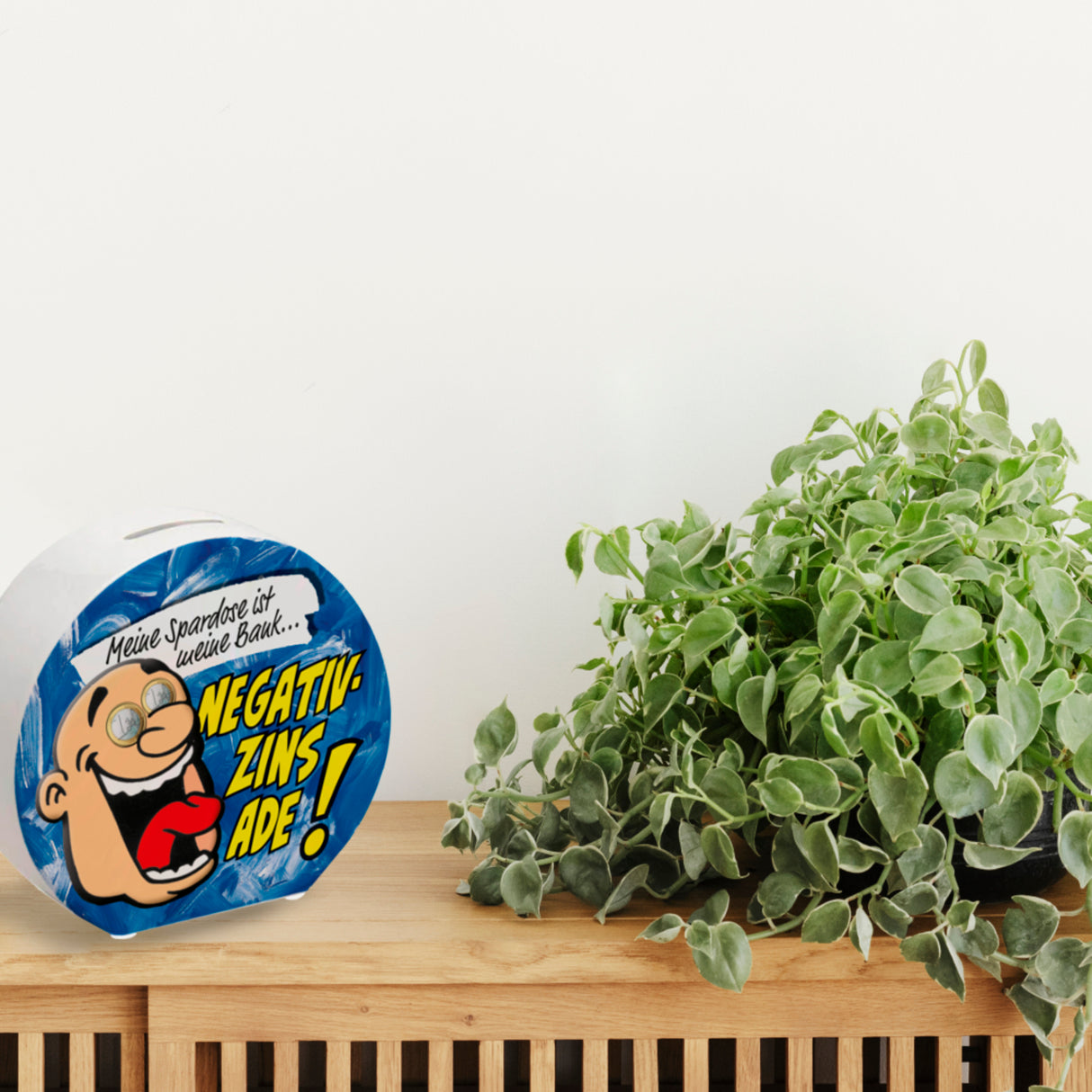 Spardose zum Thema Negativzins mit Comic-Motiv