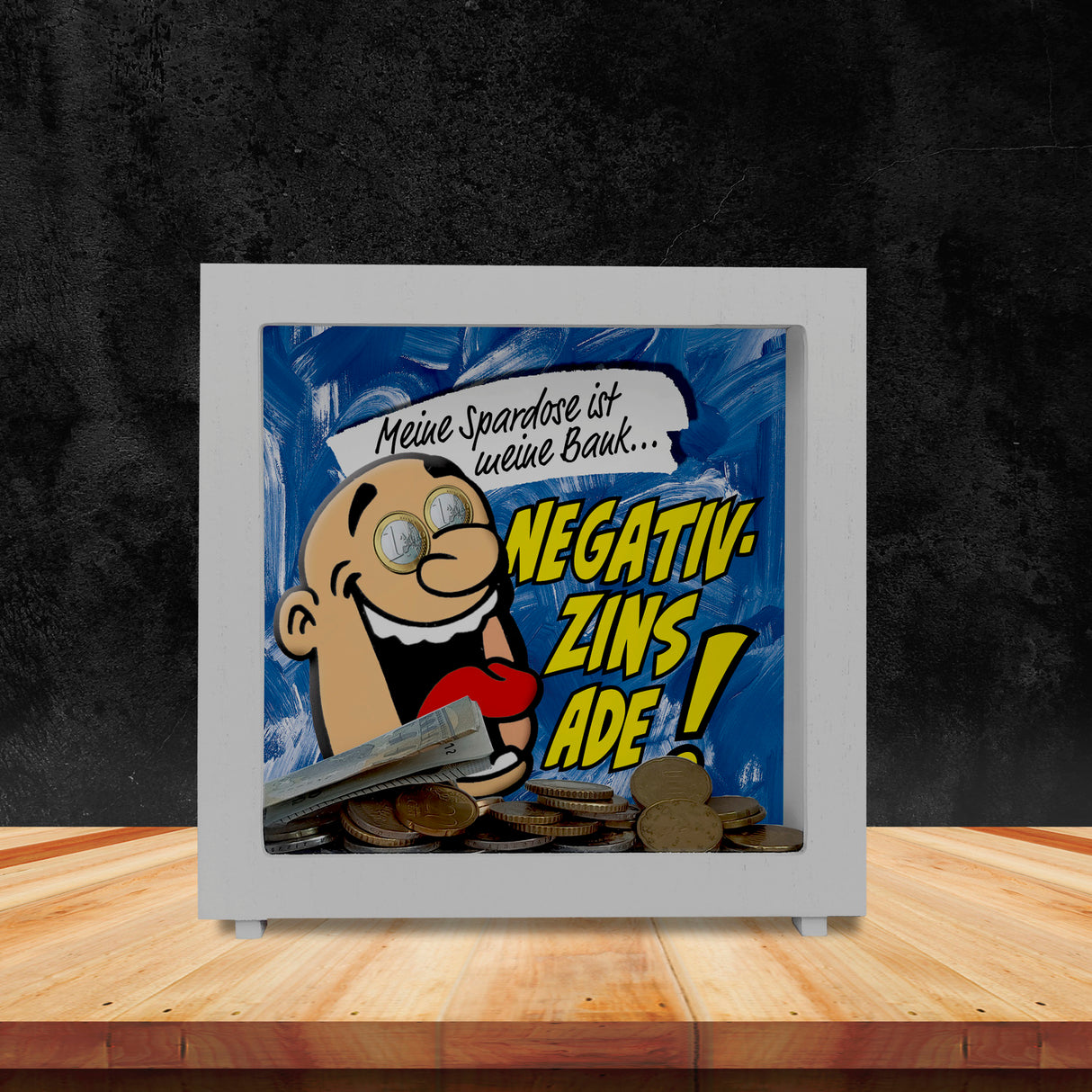 Spardose zum Thema Negativzins mit Comic-Motiv