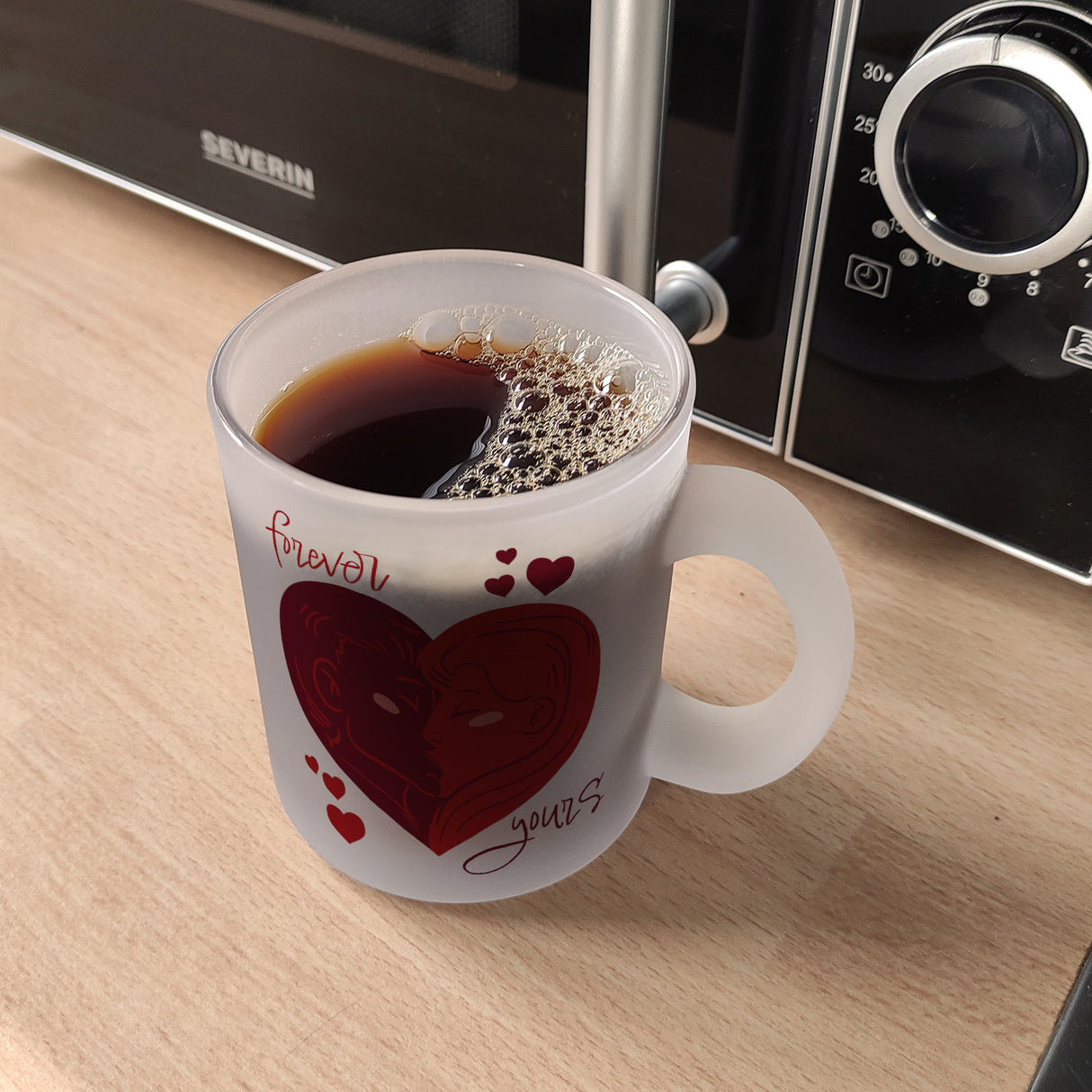 Forever yours Kaffeebecher mit küssendem Paar