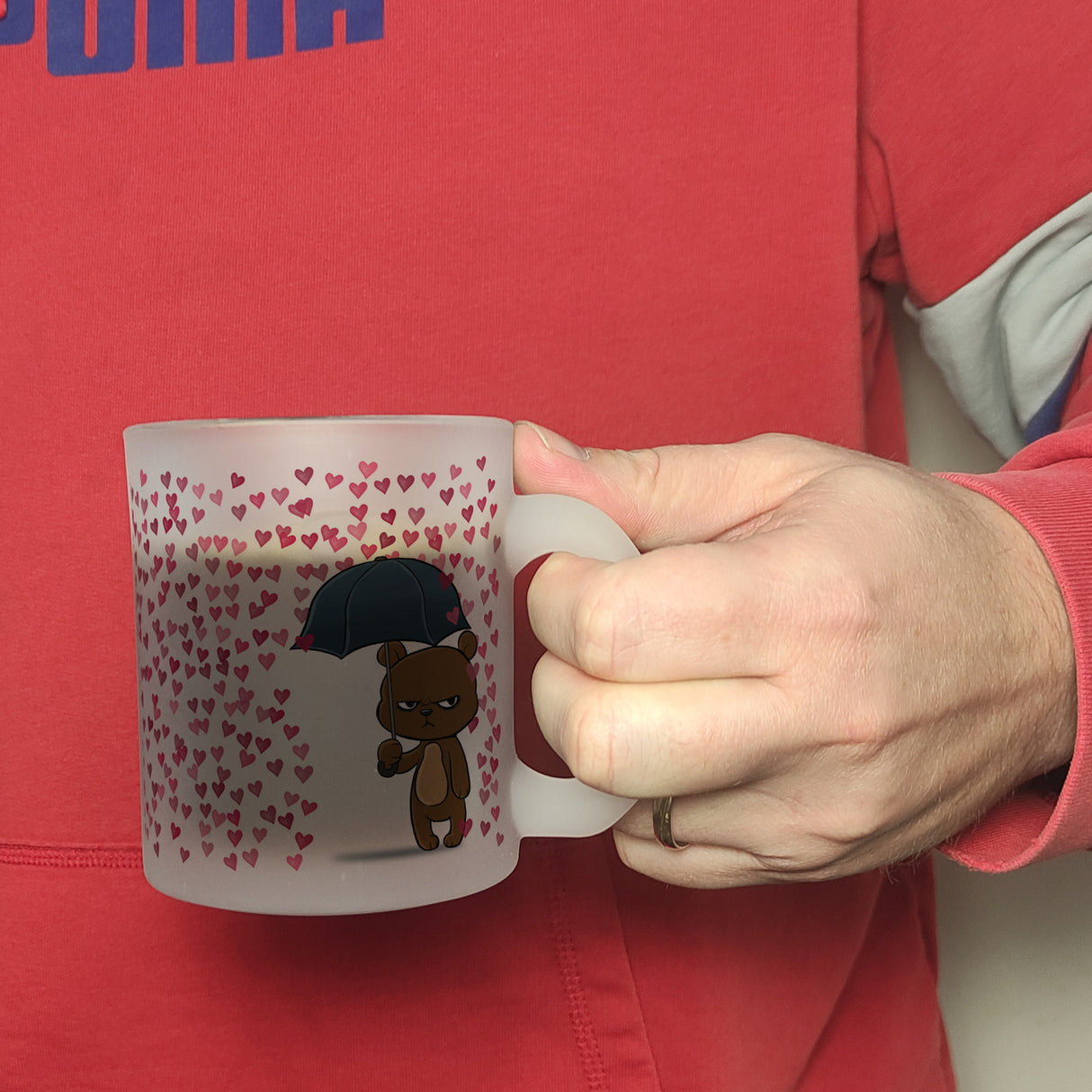 Grummeliges Bärchen im Herz-Regen Kaffeebecher