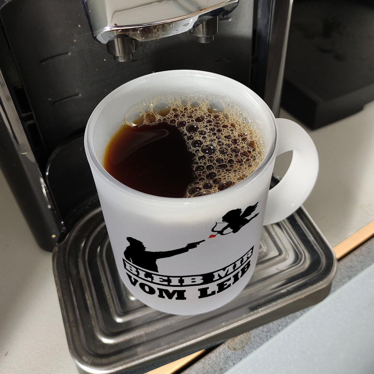 Bleib mir vom Leib Kaffeebecher mit Amor Motiv