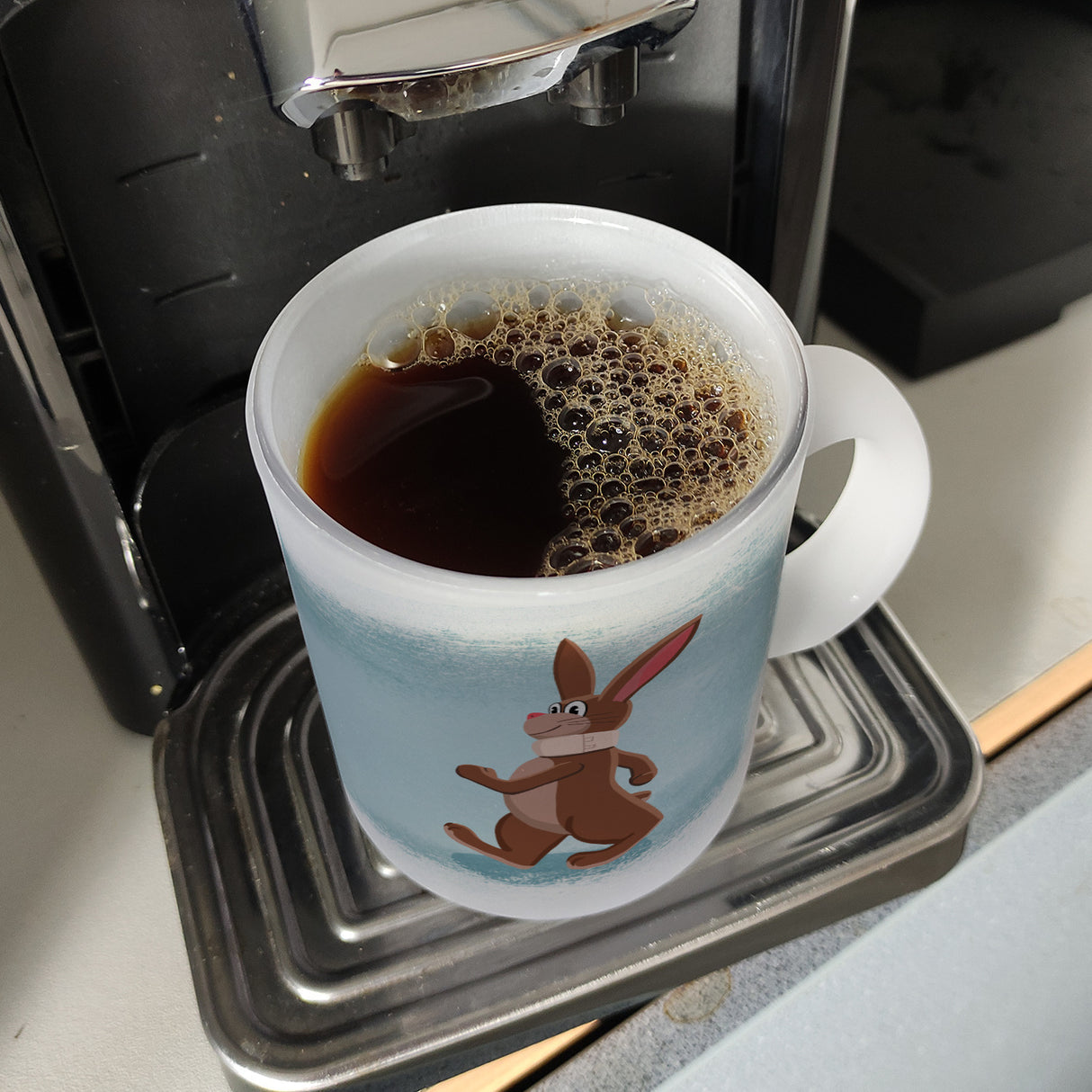 Lass den Kopf nicht hängen aufmunternde Kaffeetasse mit lustigem Hasen