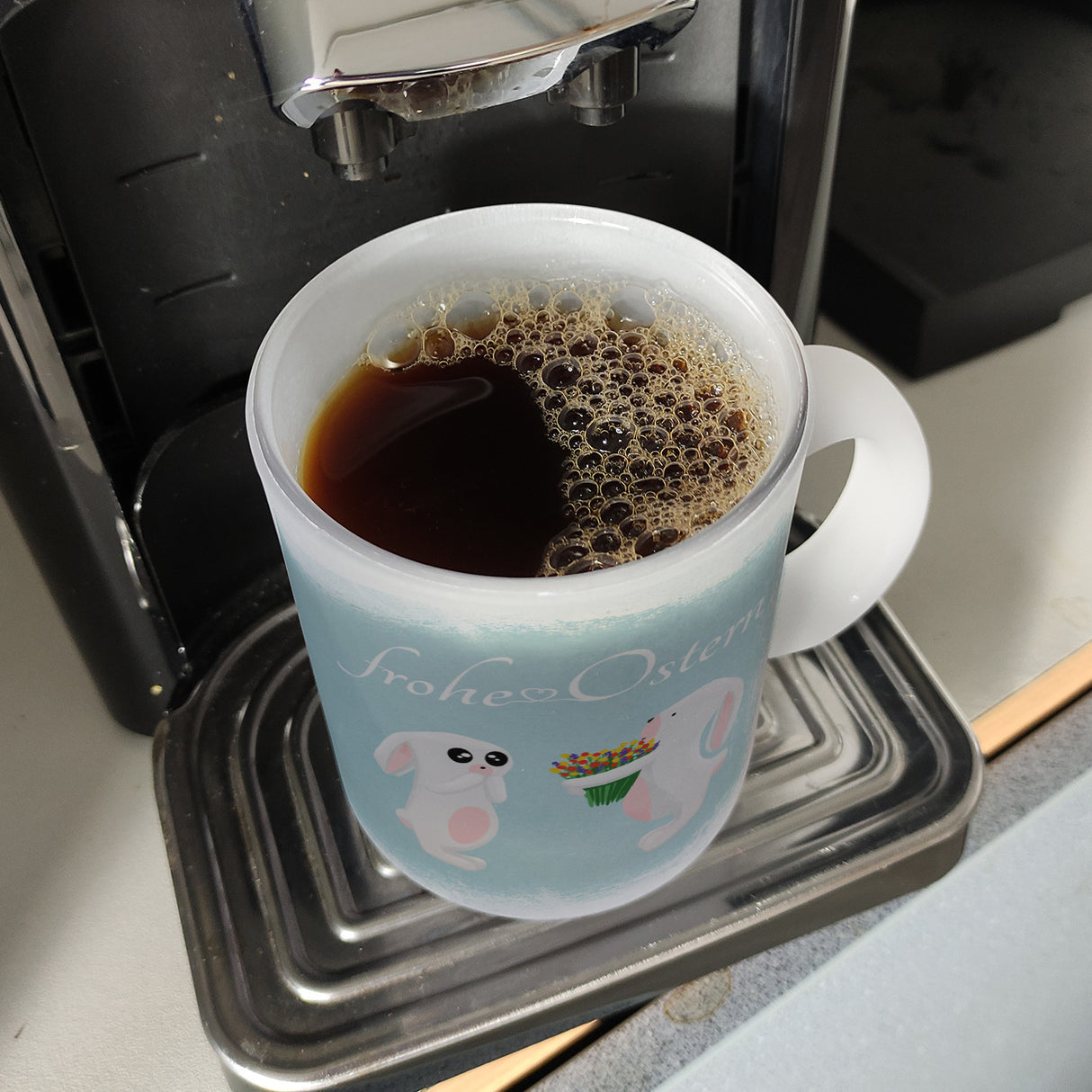 Frohe Ostern Kaffeebecher mit süßen Häschen