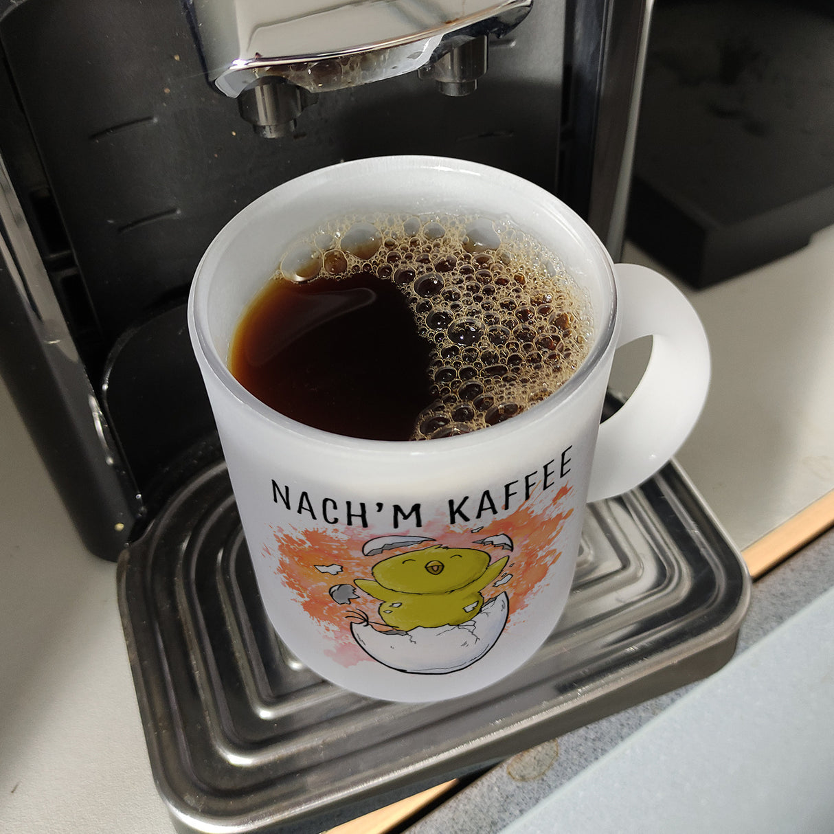 Vor'm Kaffee - nach'm Kaffee Kaffeebecher mit süßem Küken im Ei