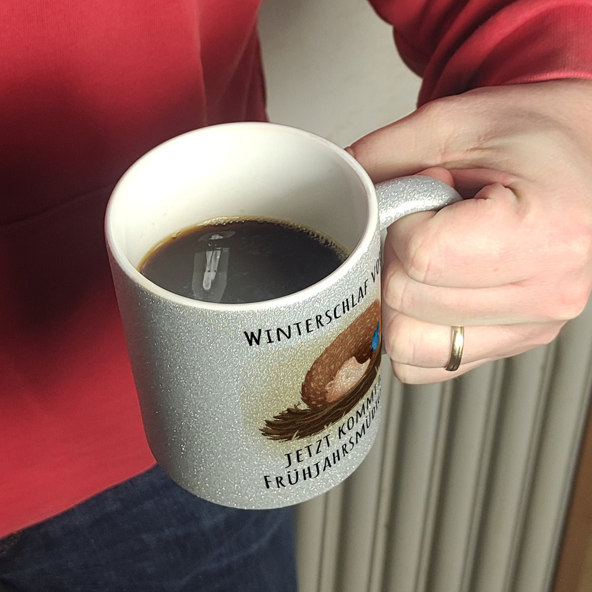 Winterschlaf vorbei jetzt kommt die Frühjahrsmüdigkeit Igel Kaffeebecher