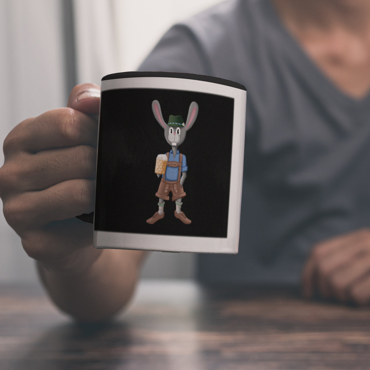 Süffige Ostern Kaffeetasse mit bayerischem Osterhasen in Lederhosen