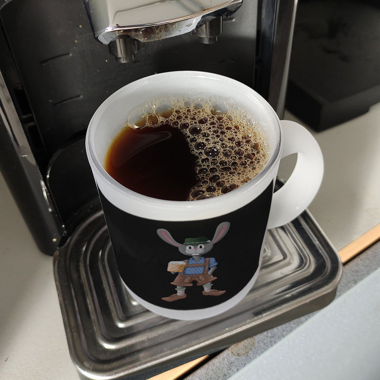 Süffige Ostern Kaffeetasse mit bayerischem Osterhasen in Lederhosen