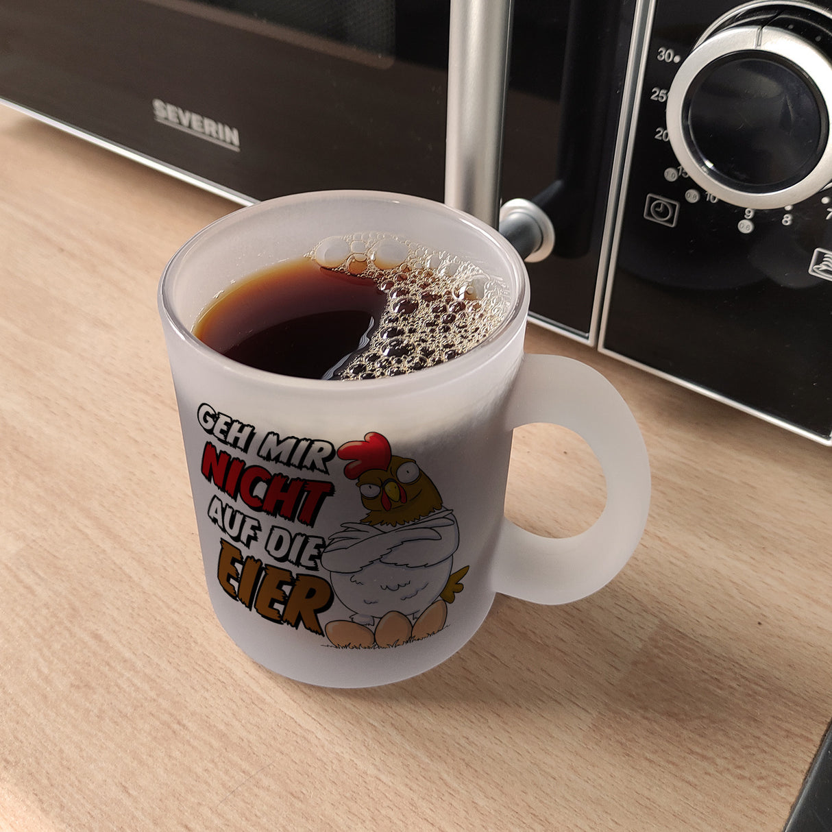 Geh mir nicht auf die Eier Kaffeebecher mit genervtem Huhn