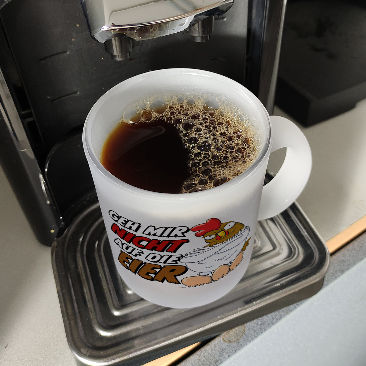 Geh mir nicht auf die Eier Kaffeebecher mit genervtem Huhn