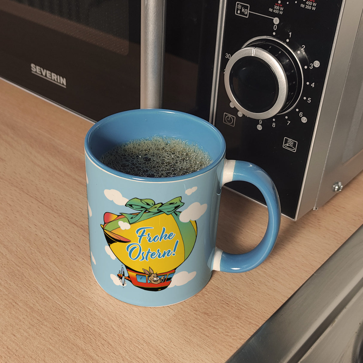 Osterhase im Zeppelin Kaffeebecher zum Thema Frohe Ostern