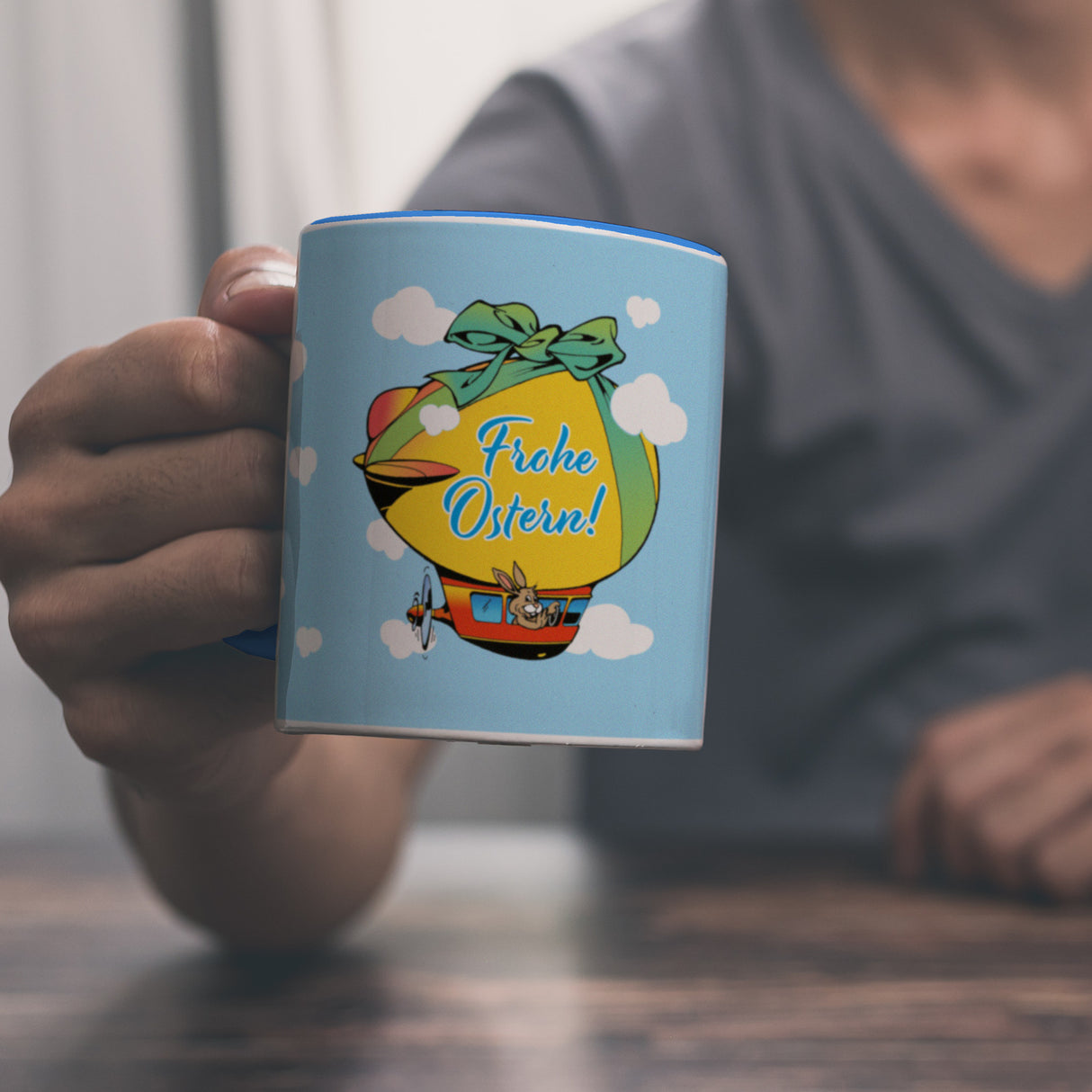Osterhase im Zeppelin Kaffeebecher zum Thema Frohe Ostern
