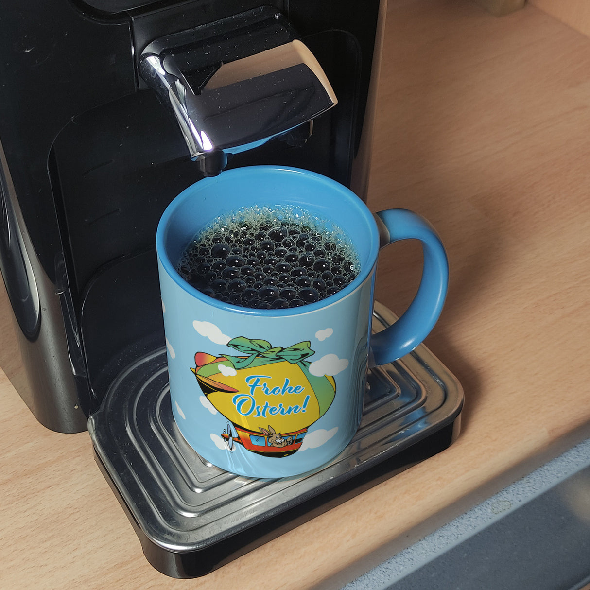 Osterhase im Zeppelin Kaffeebecher zum Thema Frohe Ostern