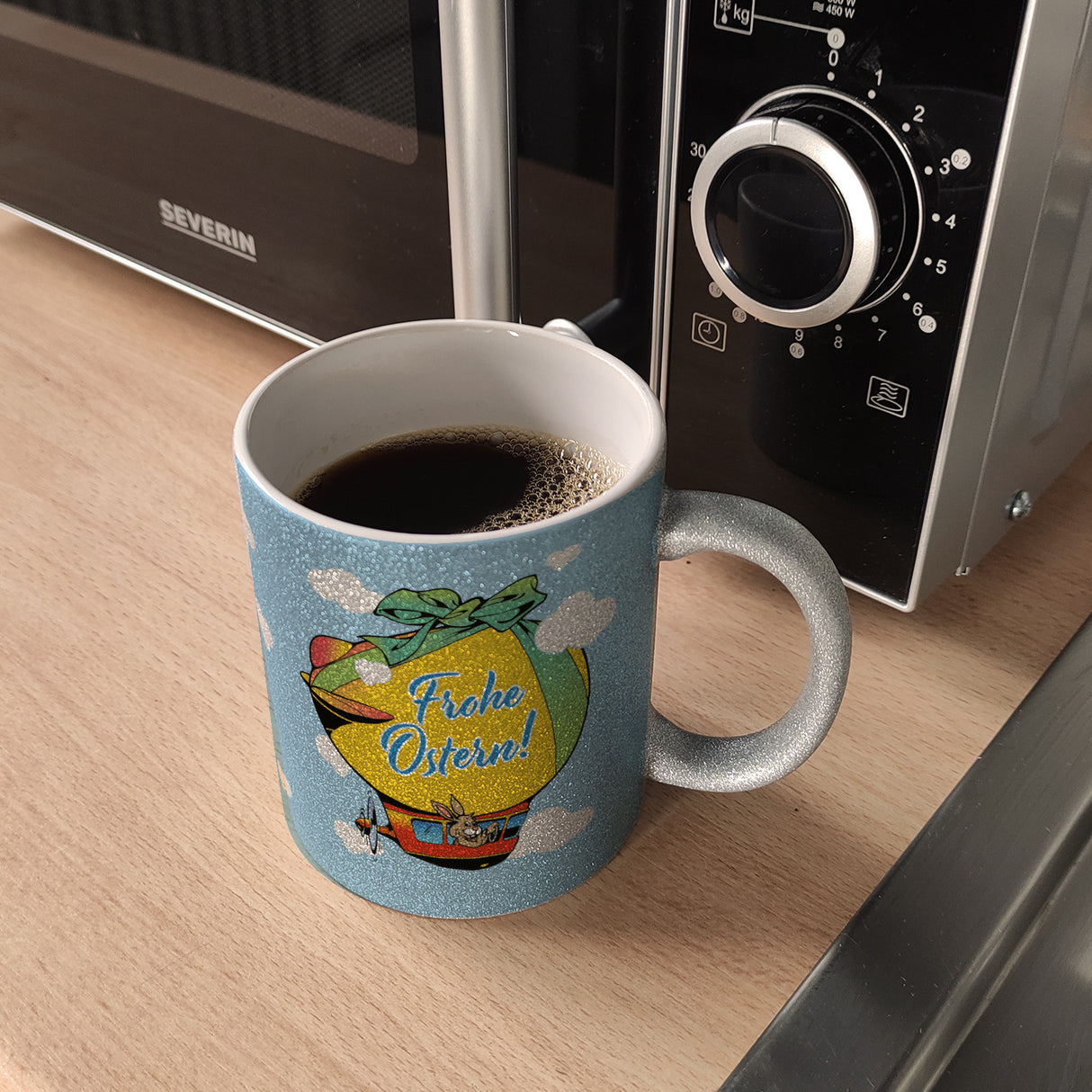 Osterhase im Zeppelin Kaffeebecher zum Thema Frohe Ostern