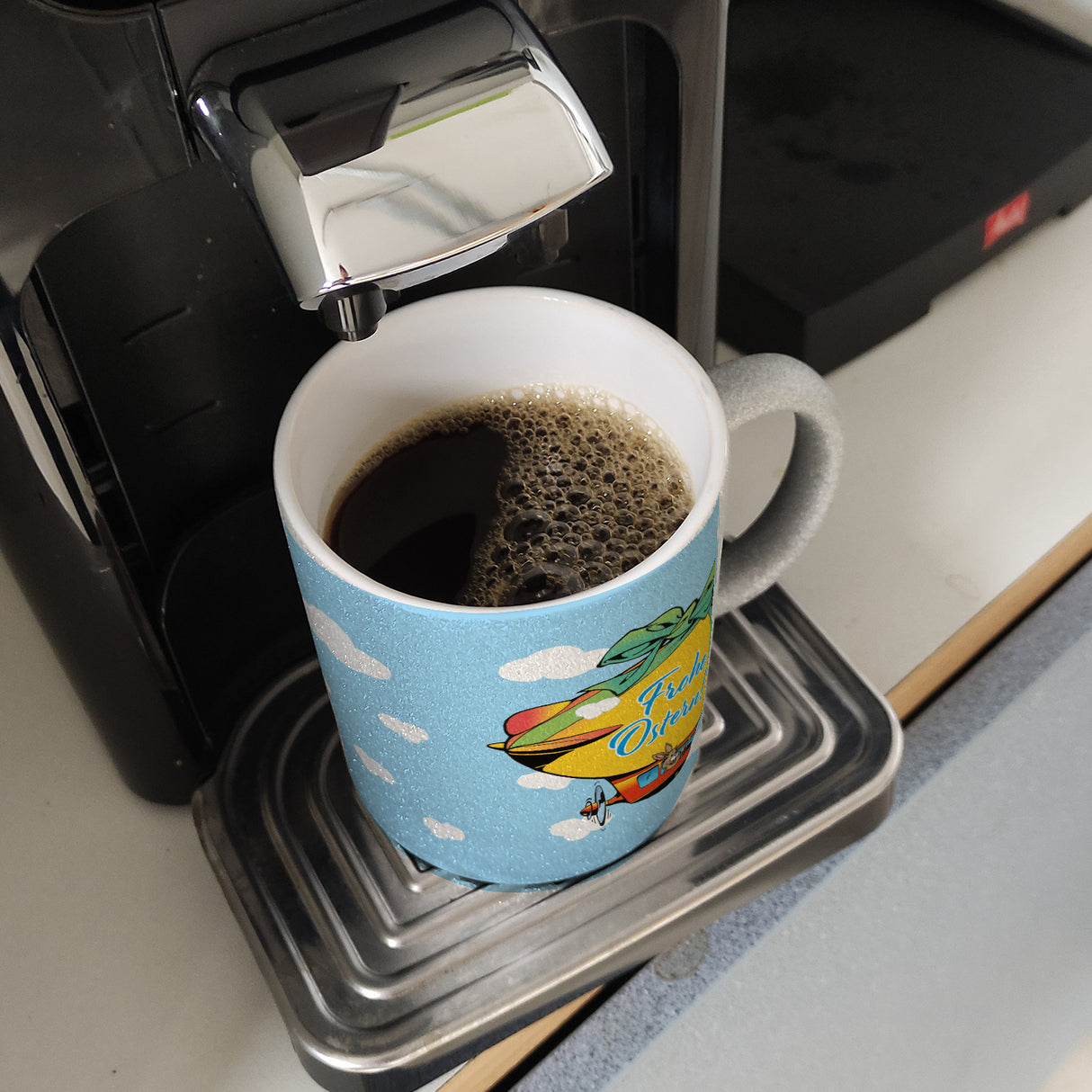 Osterhase im Zeppelin Kaffeebecher zum Thema Frohe Ostern