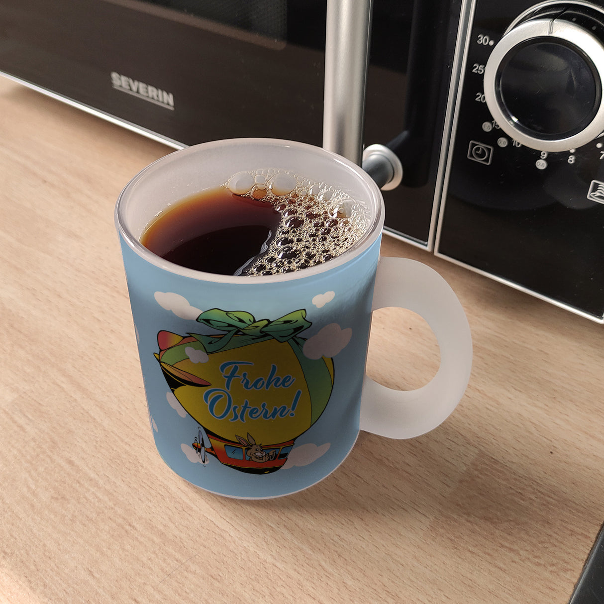 Osterhase im Zeppelin Kaffeebecher zum Thema Frohe Ostern