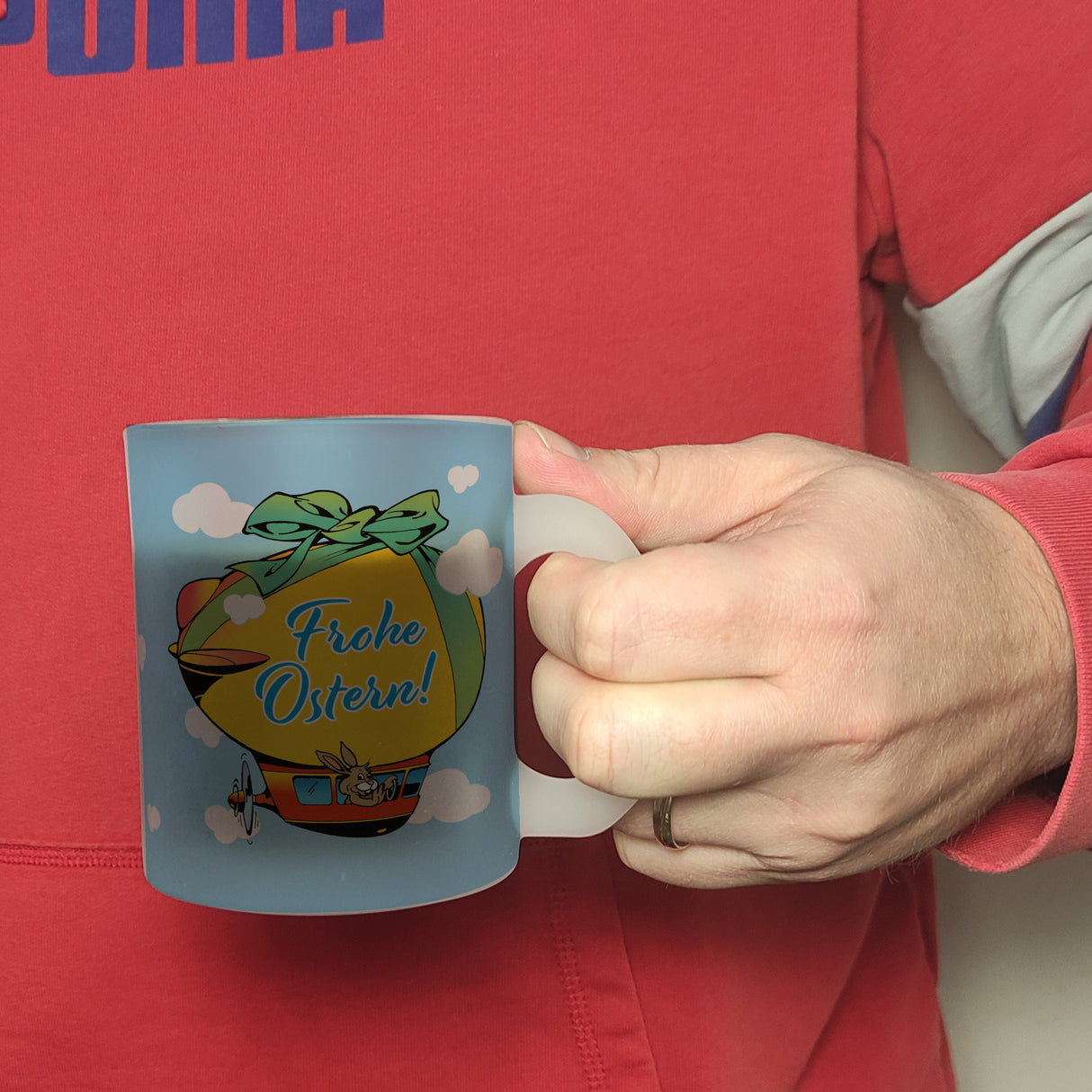 Osterhase im Zeppelin Kaffeebecher zum Thema Frohe Ostern