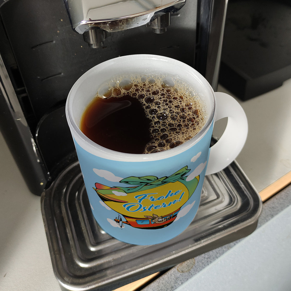 Osterhase im Zeppelin Kaffeebecher zum Thema Frohe Ostern
