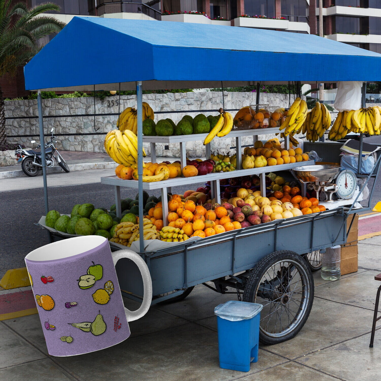 Kaffeebecher in lila zum Thema Obst mit verschiedenen Früchten