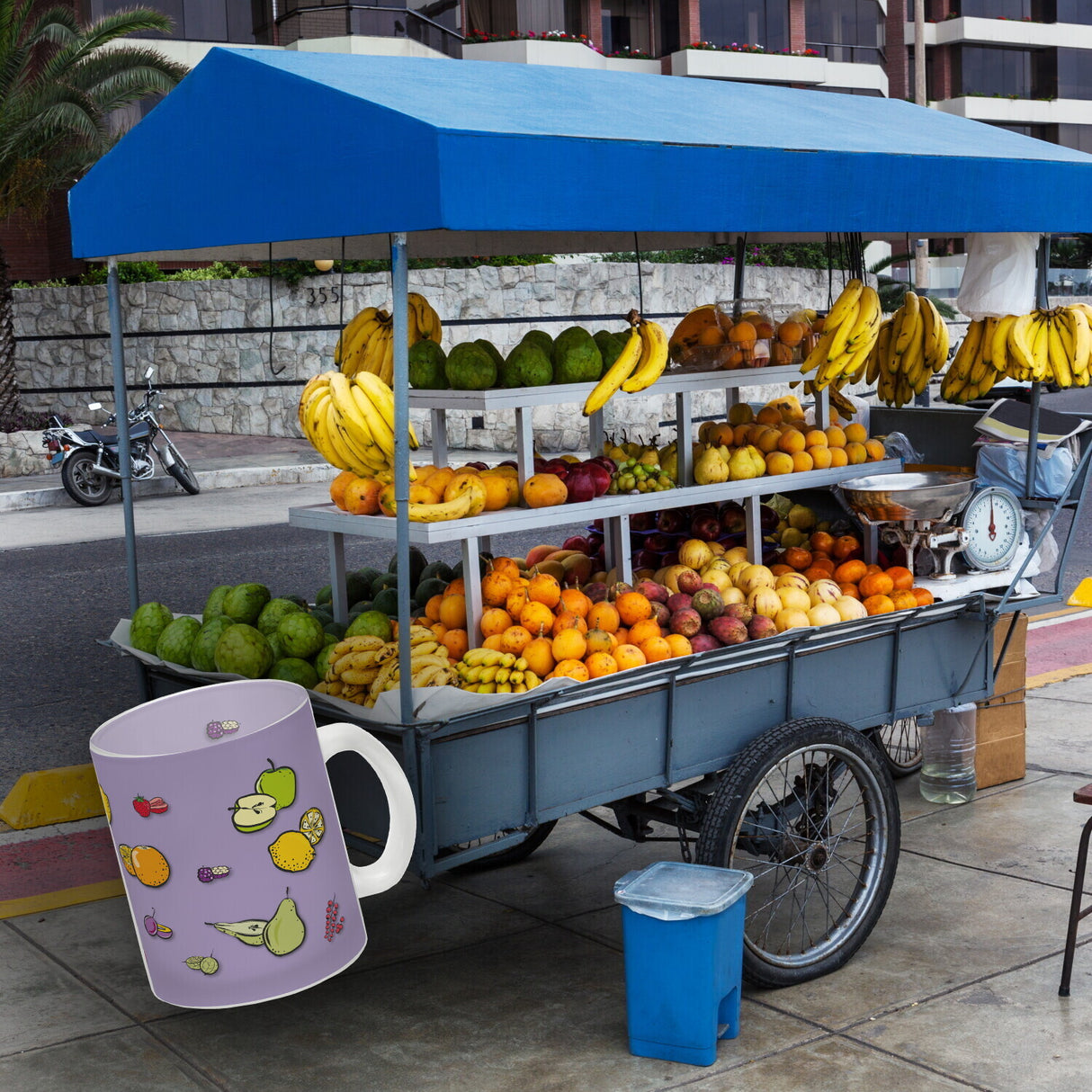 Kaffeebecher in lila zum Thema Obst mit verschiedenen Früchten