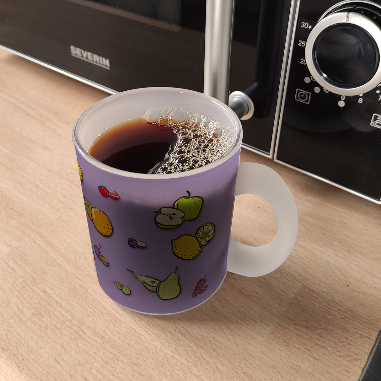 Kaffeebecher in lila zum Thema Obst mit verschiedenen Früchten