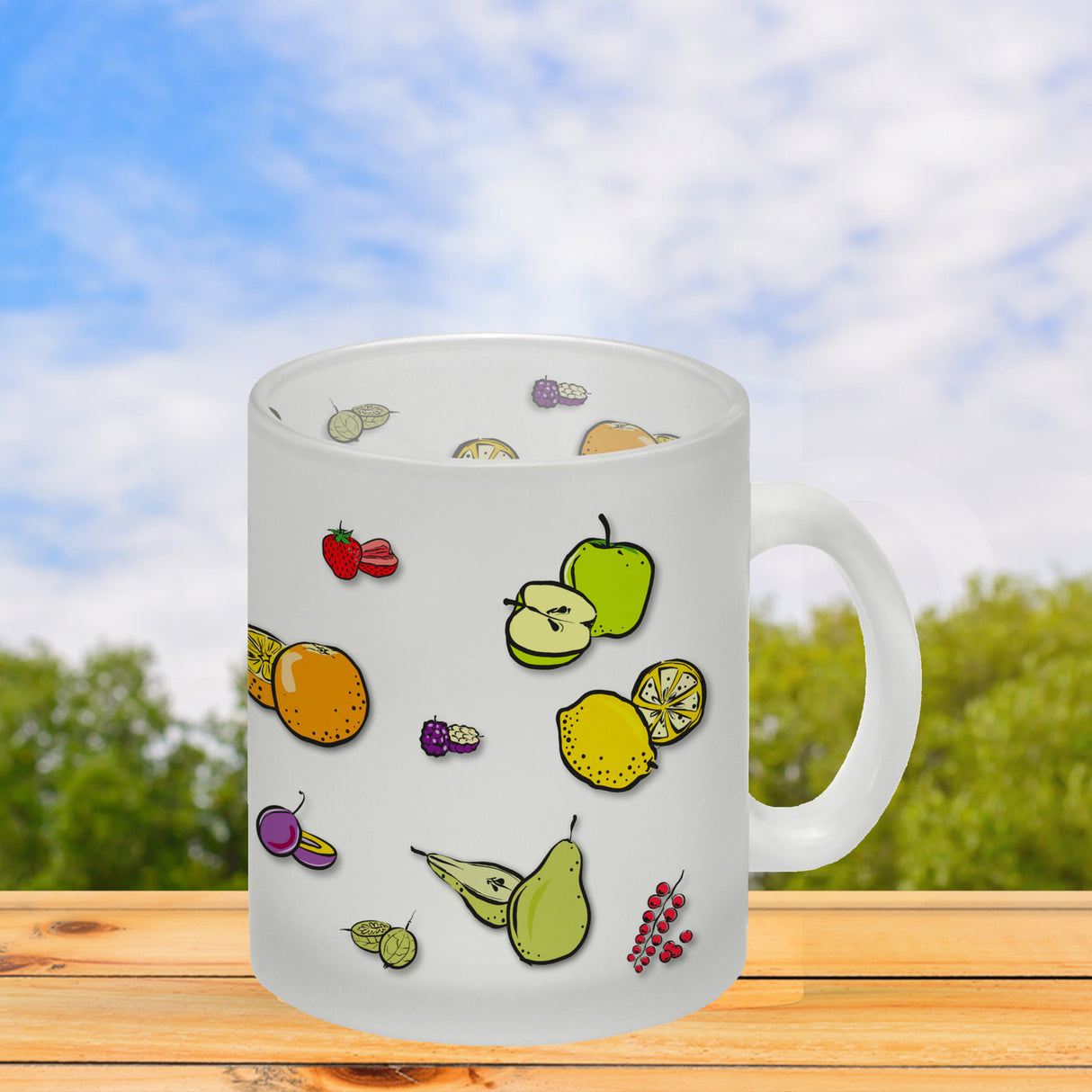 Kaffeebecher in lila zum Thema Obst mit verschiedenen Früchten