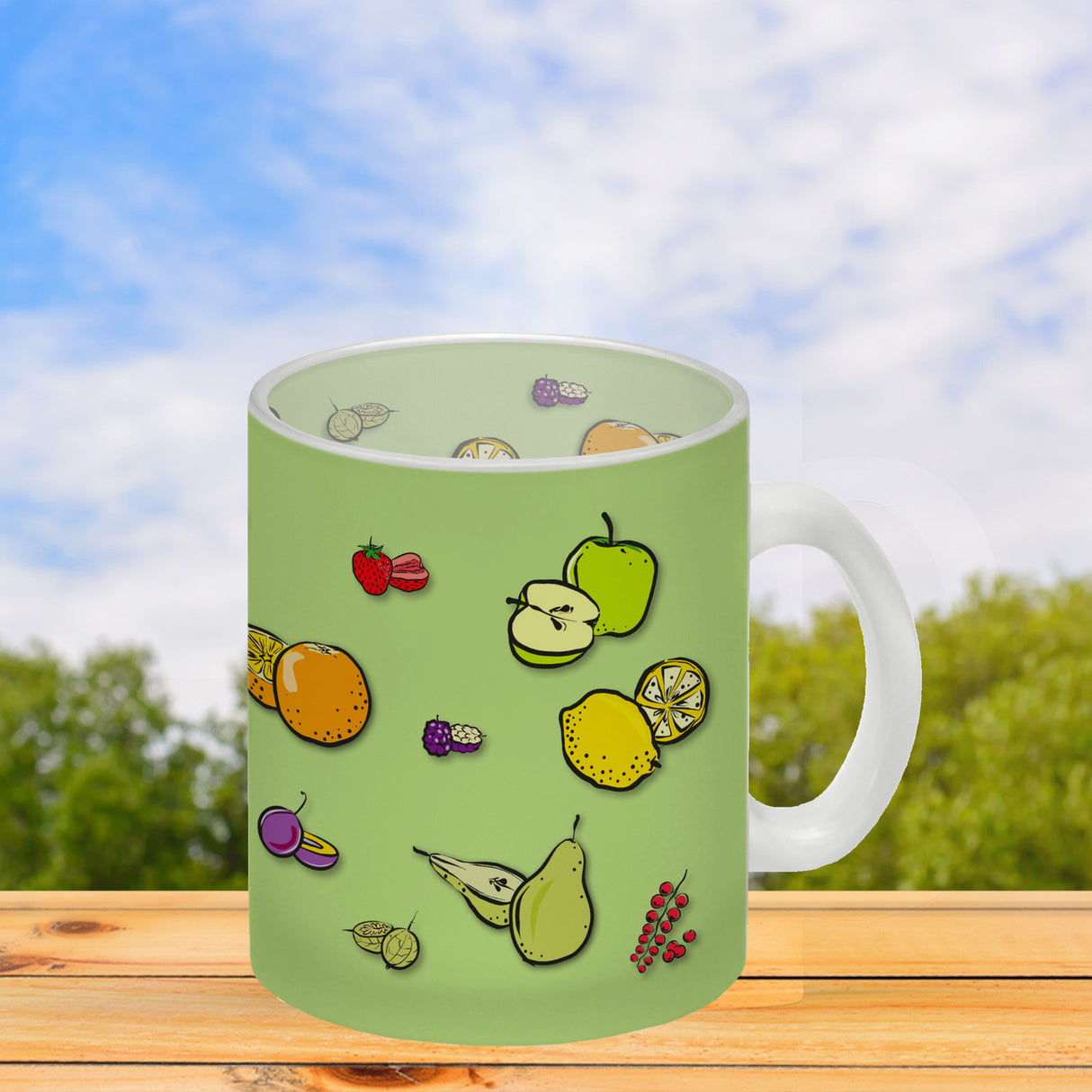 Kaffeebecher in lila zum Thema Obst mit verschiedenen Früchten
