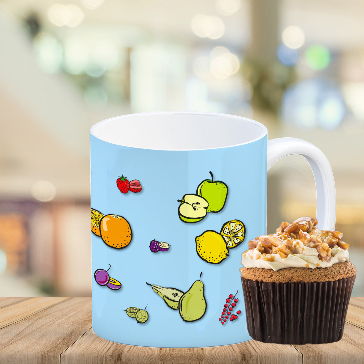 Kaffeebecher in lila zum Thema Obst mit verschiedenen Früchten