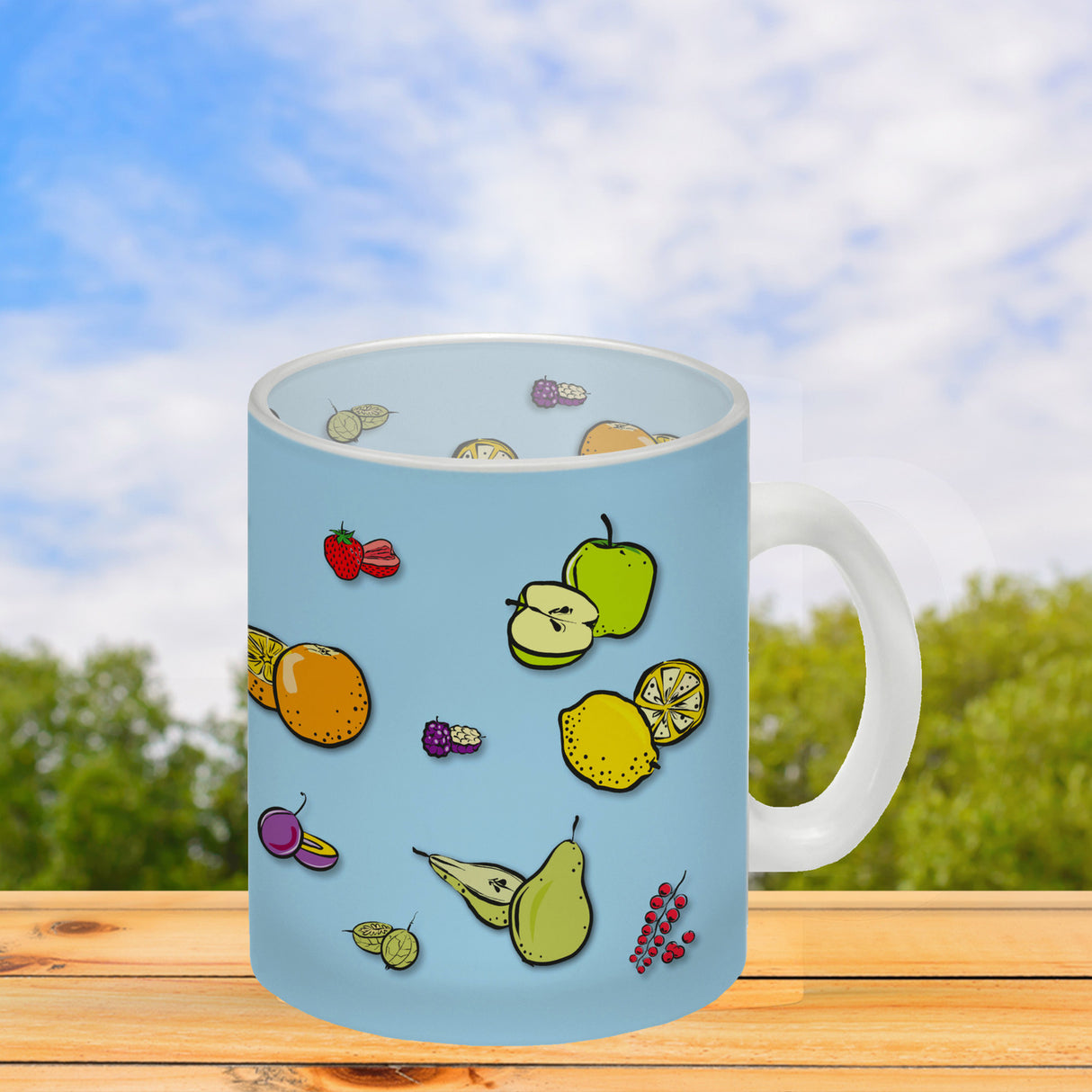 Kaffeebecher in lila zum Thema Obst mit verschiedenen Früchten