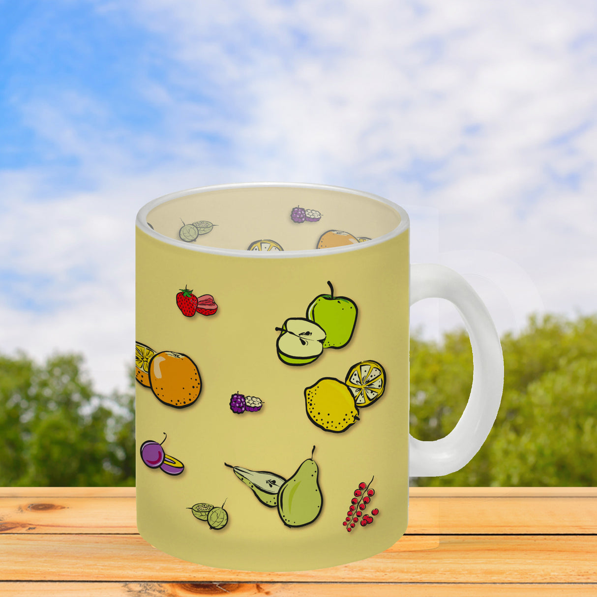 Kaffeebecher in lila zum Thema Obst mit verschiedenen Früchten