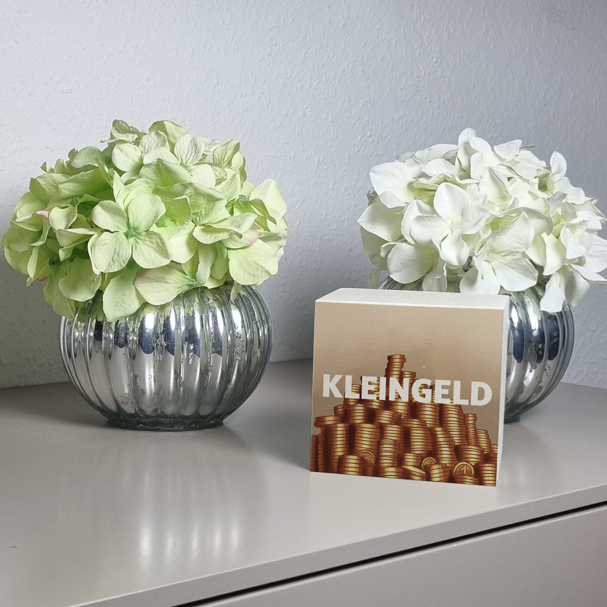 Kleingeld Spardose mit Geldhaufen aus Münzen