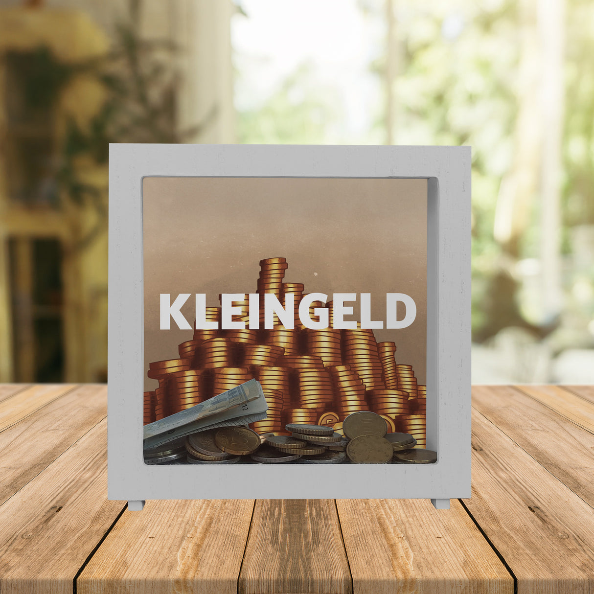 Kleingeld Spardose mit Geldhaufen aus Münzen