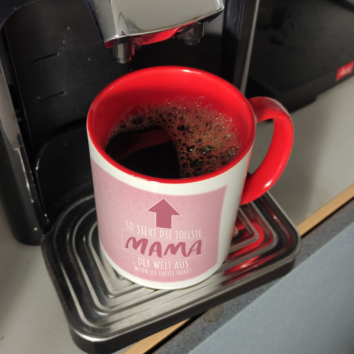 So sieht die tollste Mama der Welt aus wenn sie Kaffee trinkt Kaffeebecher