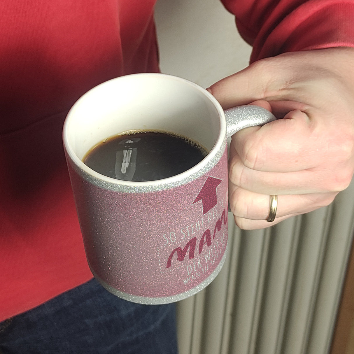 So sieht die tollste Mama der Welt aus wenn sie Kaffee trinkt Kaffeebecher