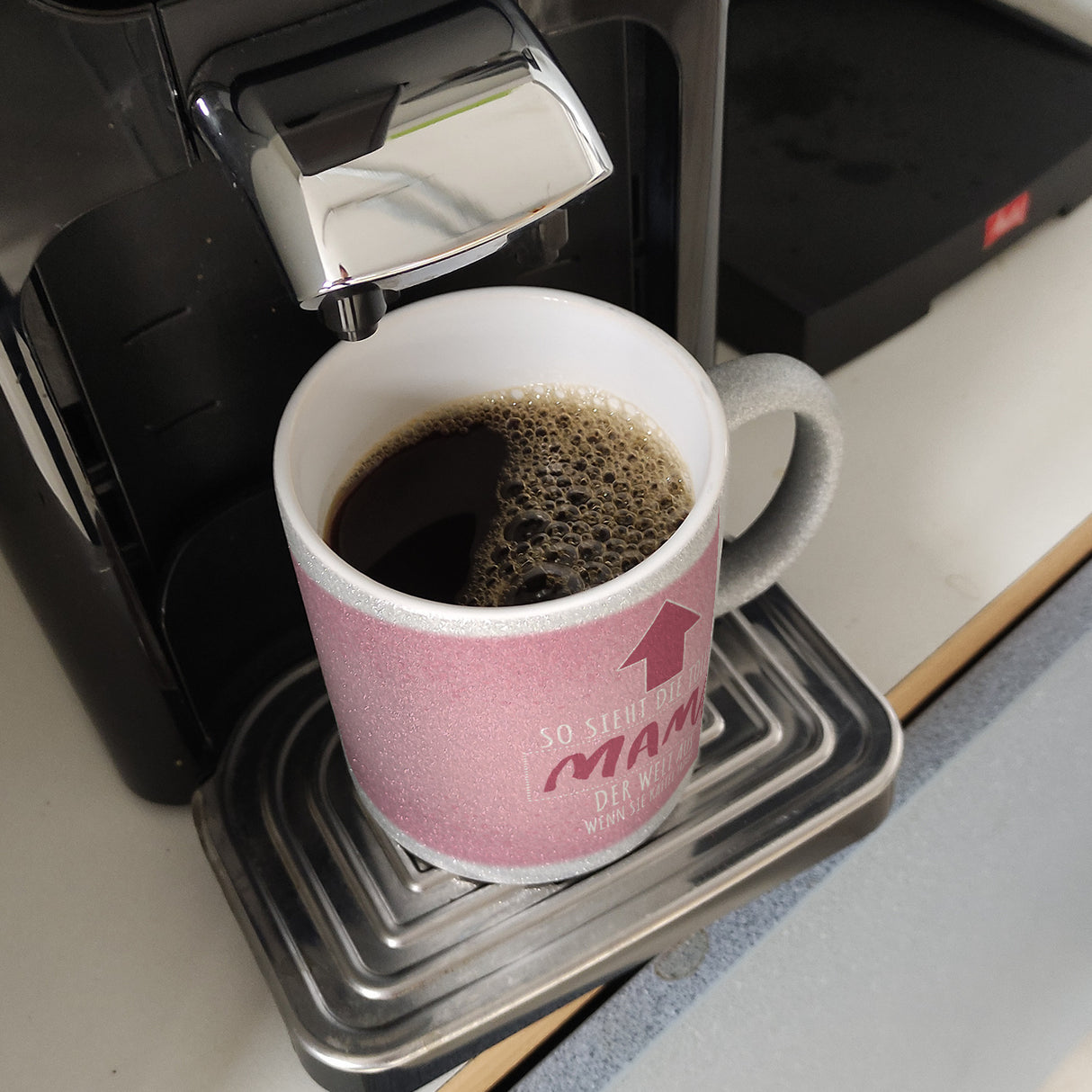 So sieht die tollste Mama der Welt aus wenn sie Kaffee trinkt Kaffeebecher