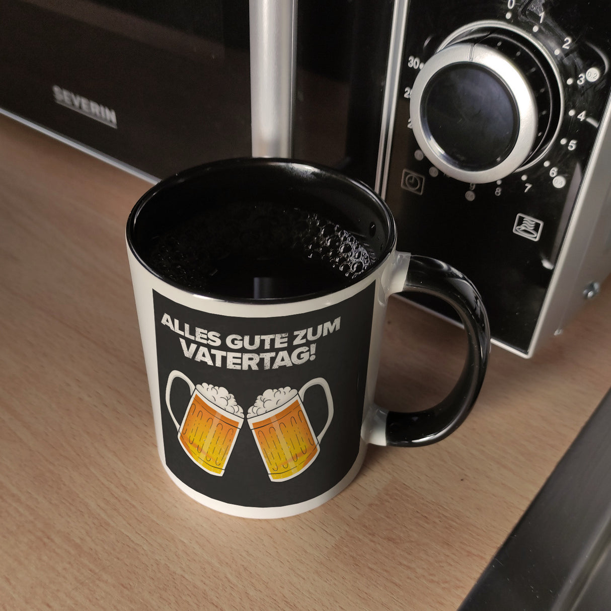Alles gute zum Vatertag Kaffeebecher mit prostenden Bierkrügen