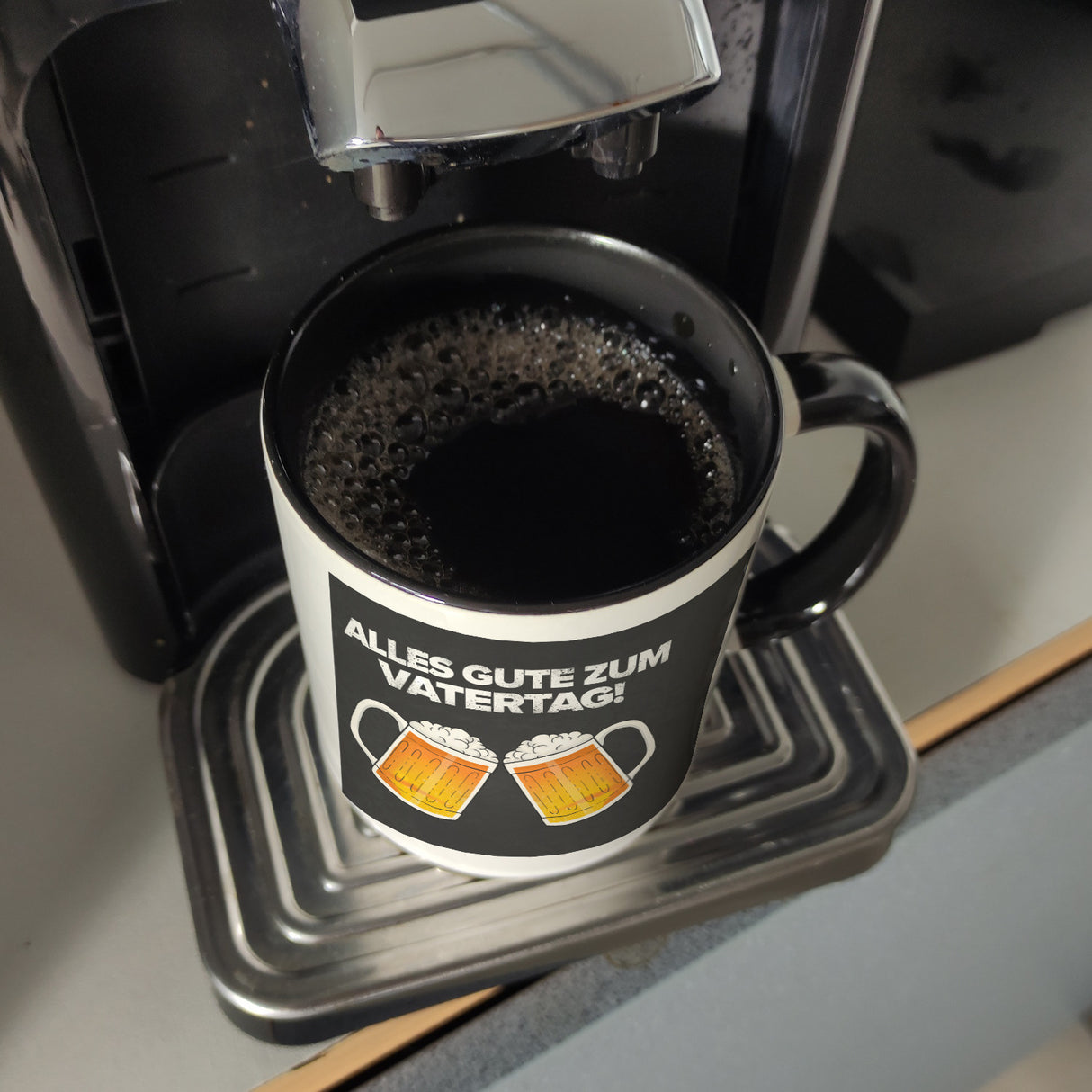Alles gute zum Vatertag Kaffeebecher mit prostenden Bierkrügen