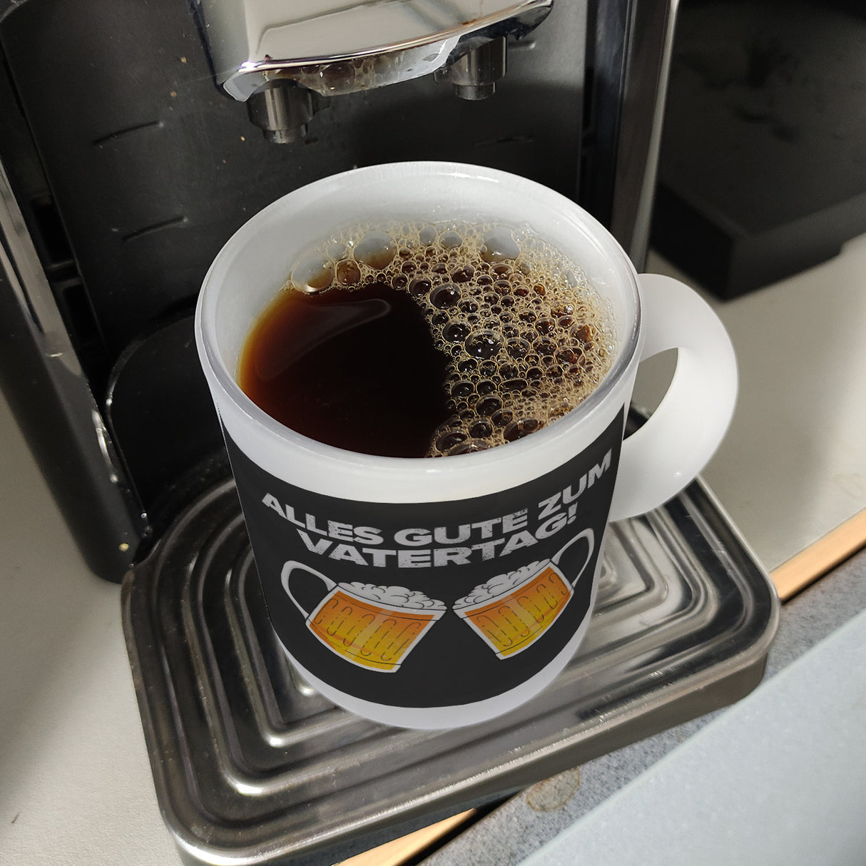 Alles gute zum Vatertag Kaffeebecher mit prostenden Bierkrügen