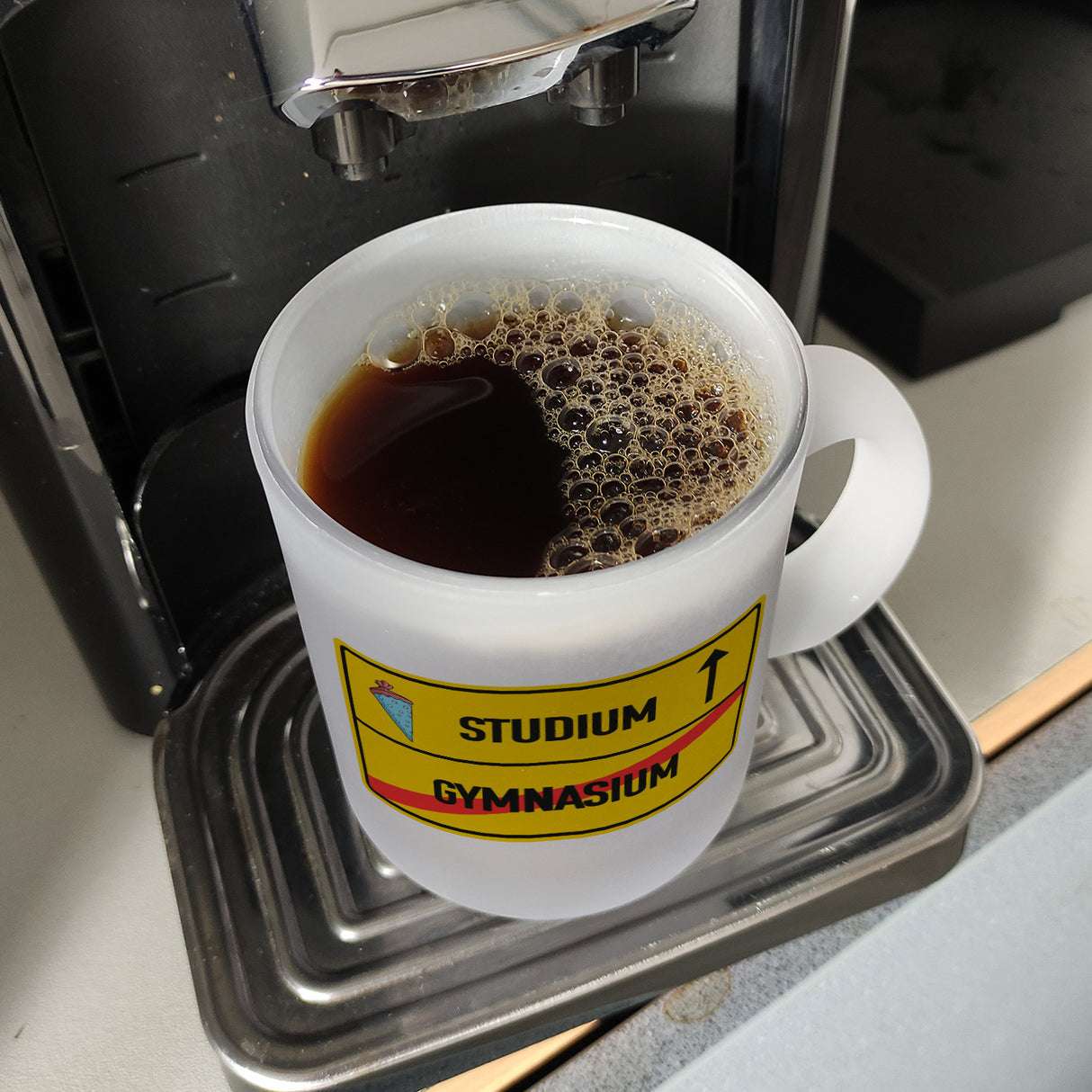 Studium Ortsschild Kaffeebecher zum Studienbeginn
