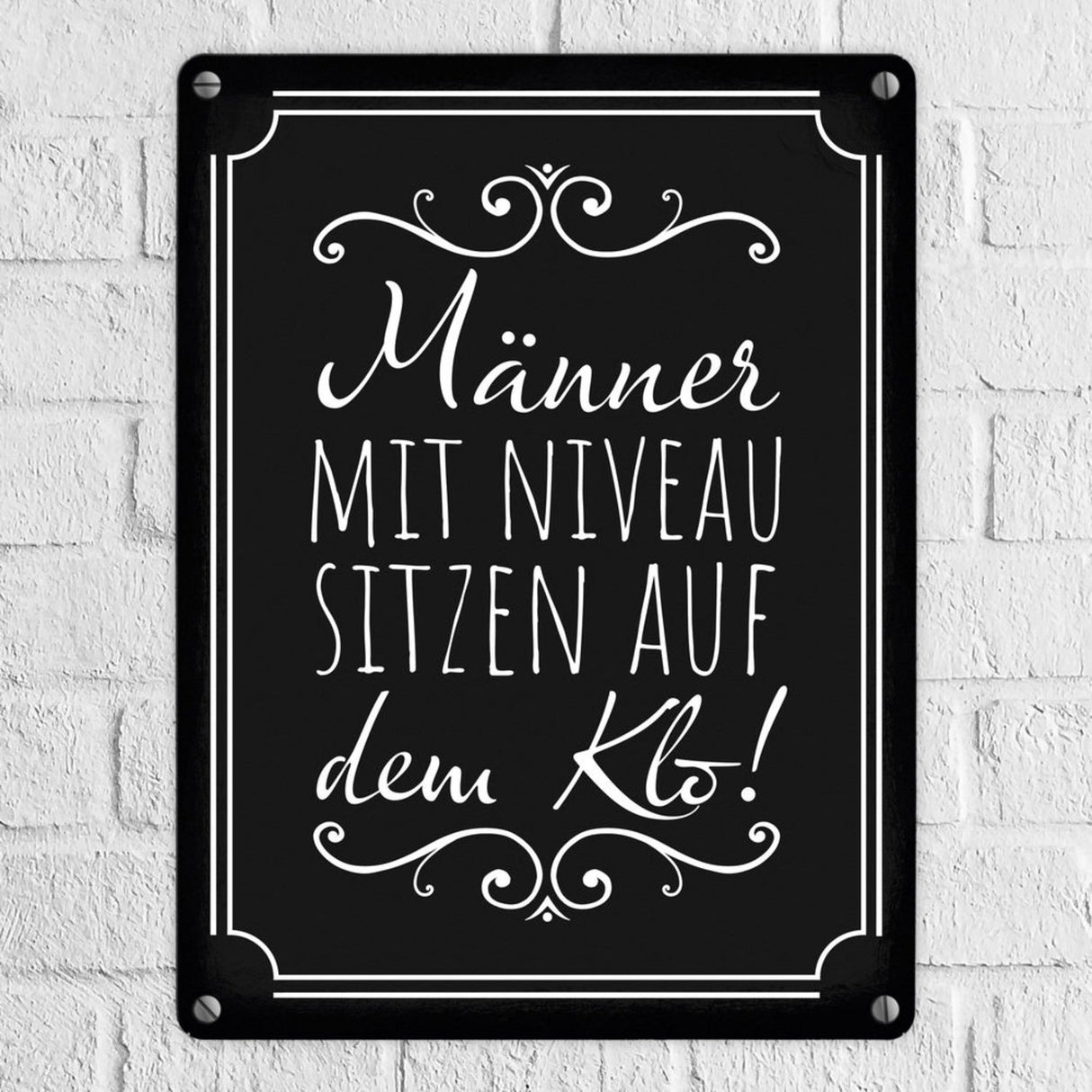 Männer mit Niveau sitzen auf dem Klo Metallschild in beige für die Toilette