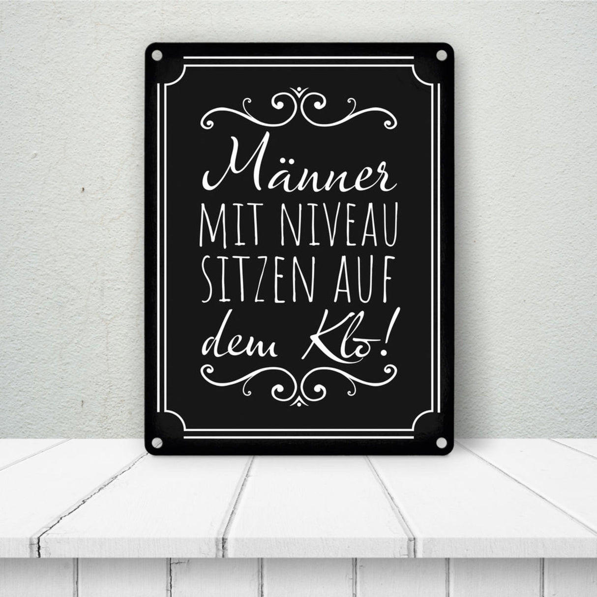 Männer mit Niveau sitzen auf dem Klo Metallschild in beige für die Toilette