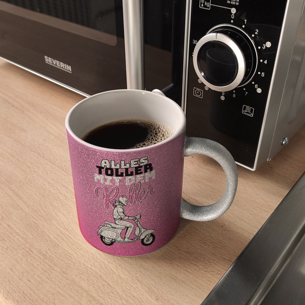 Alles toller mit dem Roller Kaffeebecher in {rosa} mit Rollerfahrerin