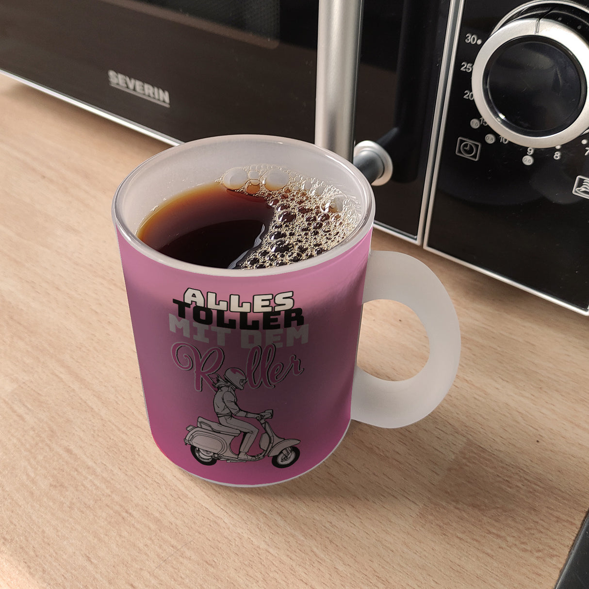 Alles toller mit dem Roller Kaffeebecher in {rosa} mit Rollerfahrerin