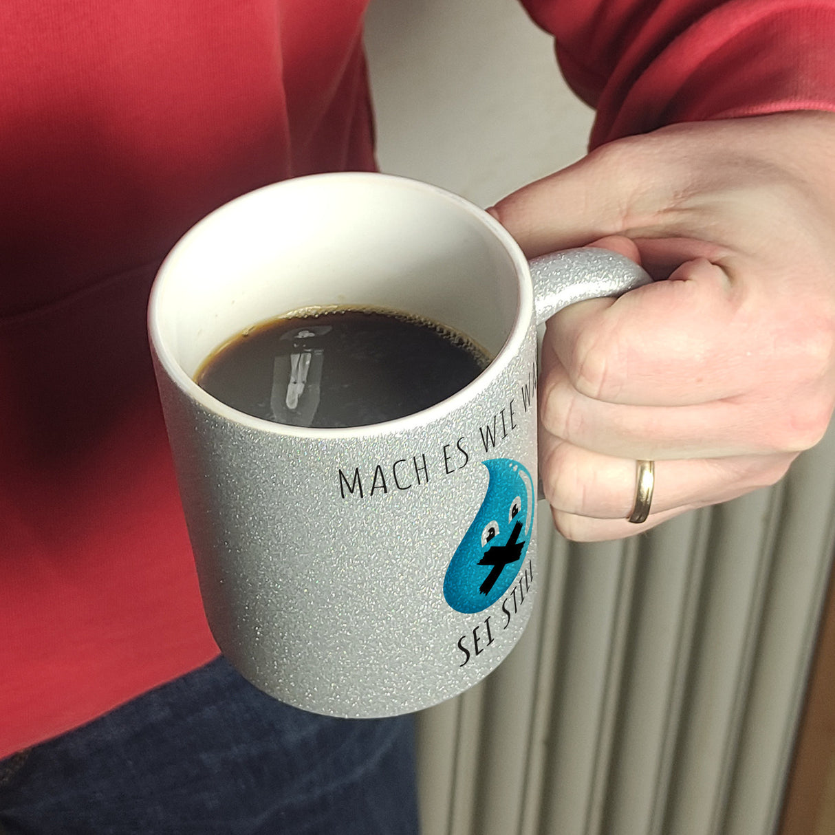 Mach es wie Wasser sei still witziger Kaffeebecher