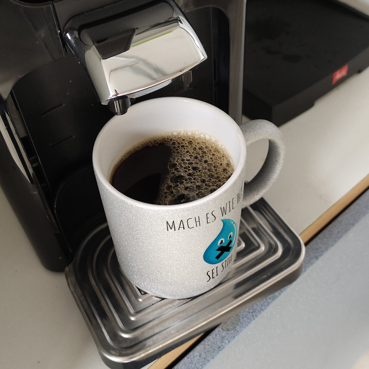 Mach es wie Wasser sei still witziger Kaffeebecher