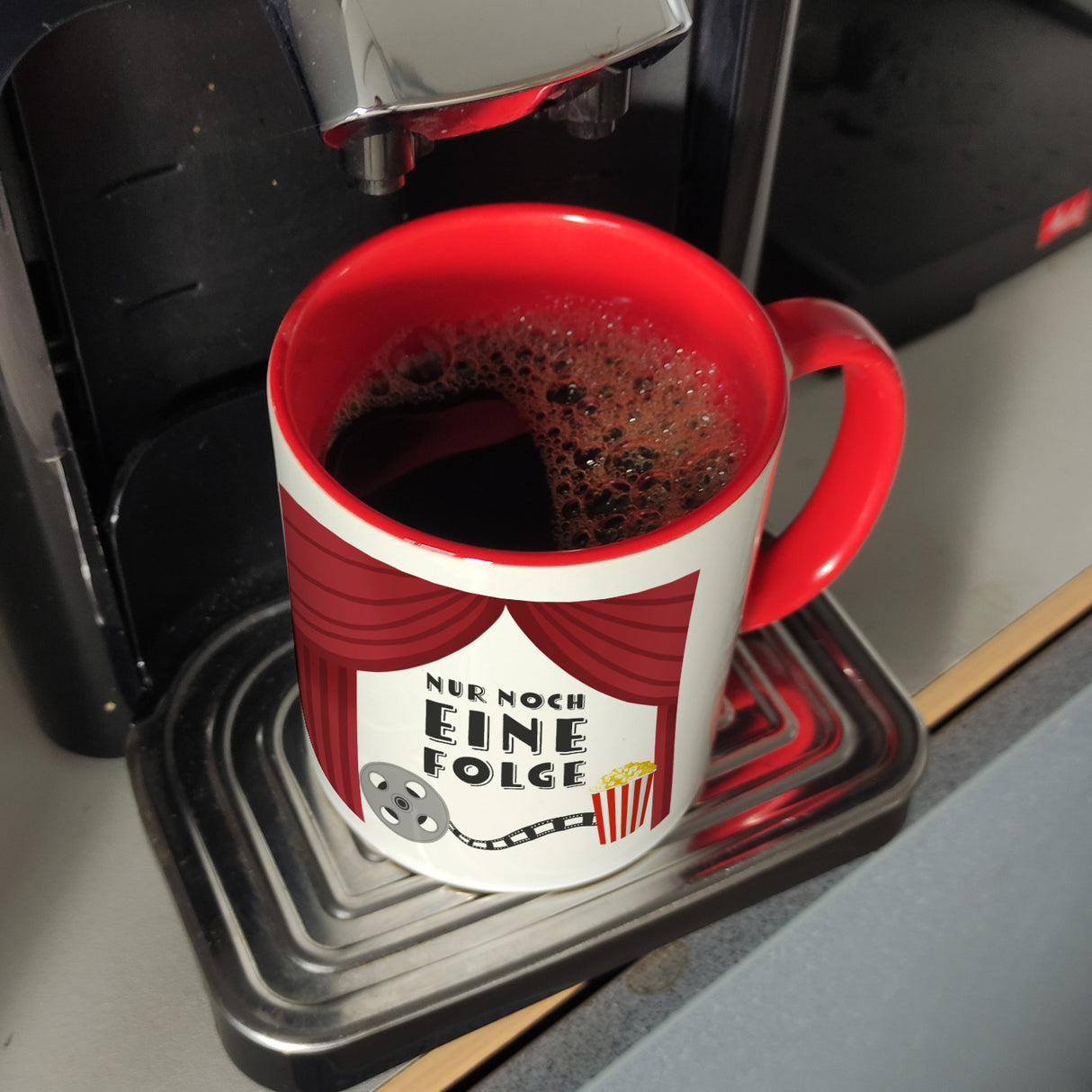 Nur noch eine Folge Kaffeebecher für Serienjunkies
