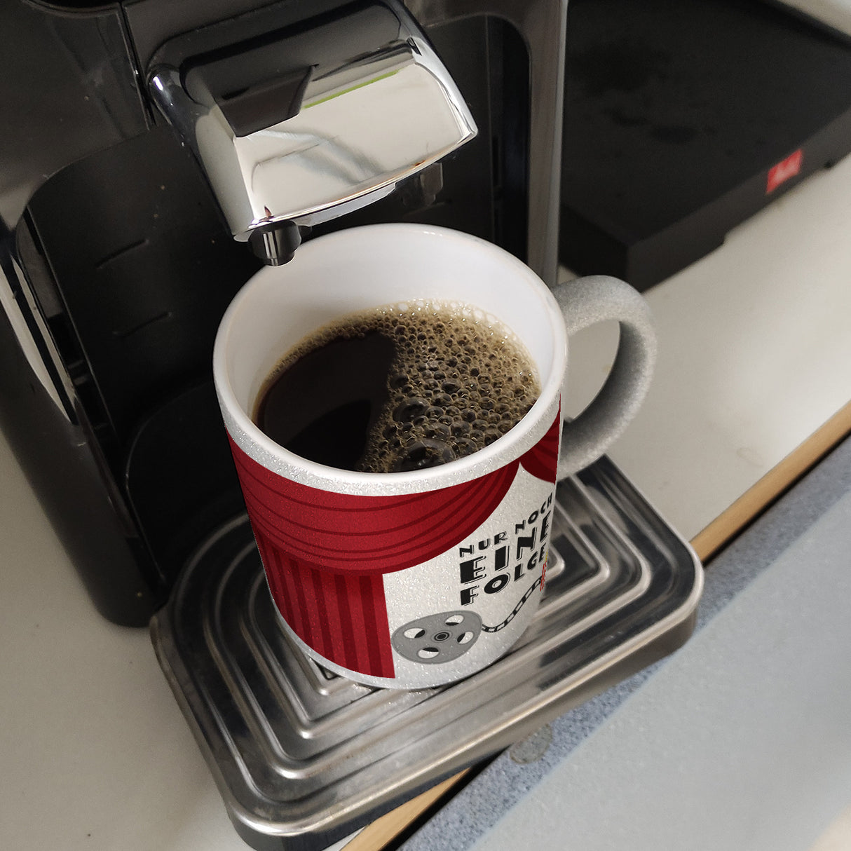 Nur noch eine Folge Kaffeebecher für Serienjunkies