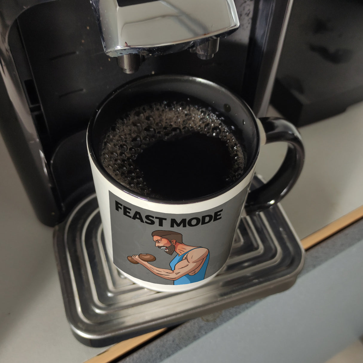 Feast Mode Kaffeebecher mit Bodybuilder Motiv
